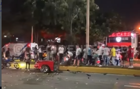 Impactante accidente en la 30 de Mayo: vehículo se parte en dos tras violento choque