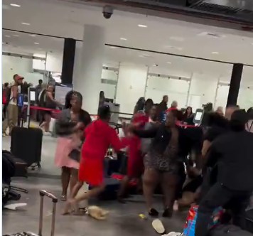 Pasajeros protagonizan violenta pelea en terminal marítima tras regresar de las Bahamas