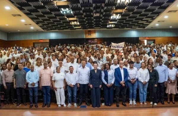 Carolina Mejía suma respaldo de más de 1,500 docentes con la creación del Comando Nacional Magisterial C28