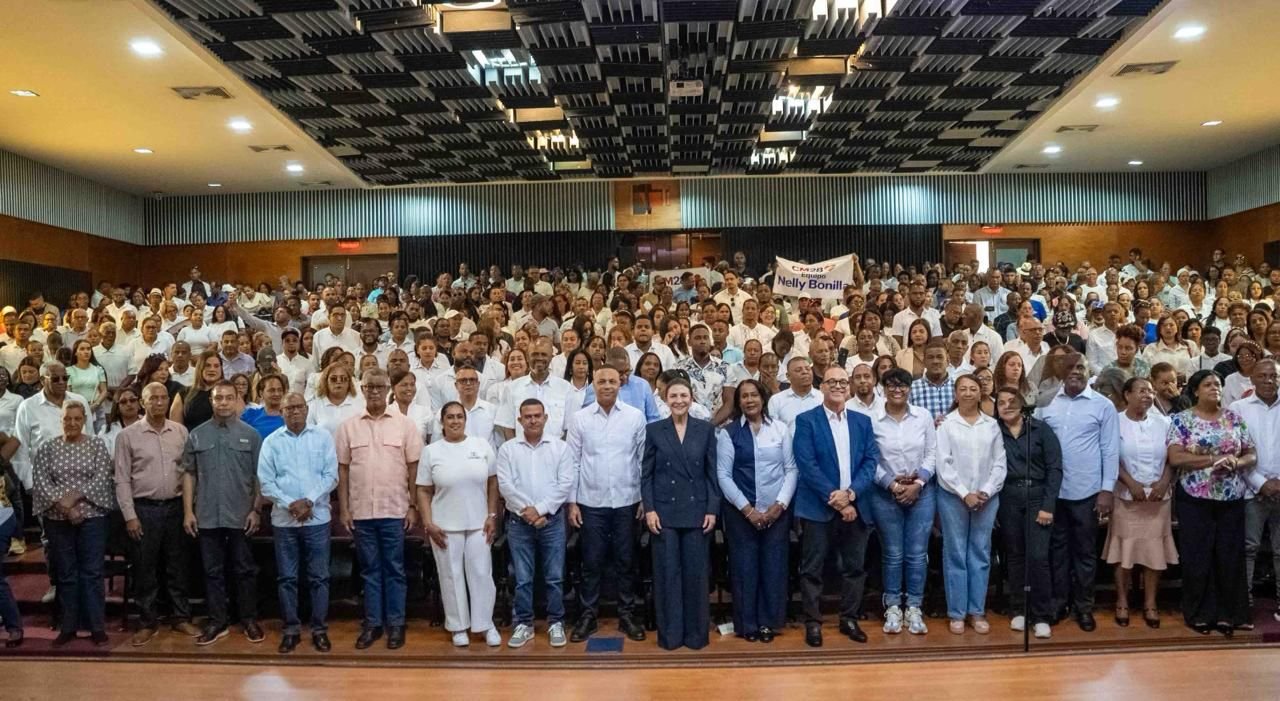 Carolina Mejía suma respaldo de más de 1,500 docentes con la creación del Comando Nacional Magisterial C28