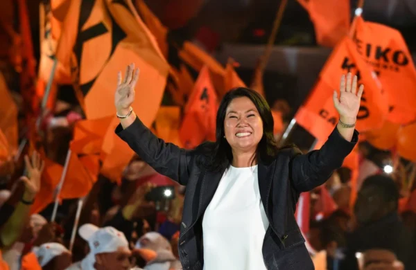 La candidata de derecha Keiko Fujimori aseguró este lunes que asume con "gran responsabilidad" su victoria en la segunda vuelta presidencial de Perú, al reconocer que el país quedó "prácticamente dividido" tras imponerse por un estrecho margen sobre el izquierdista Roberto Sánchez. Con el 100 % de las actas escrutadas, la Oficina Nacional de Procesos Electorales (ONPE) informó que Fujimori obtuvo el 50.135 % de los votos válidos, equivalentes a 9,223,396 sufragios, mientras que Sánchez alcanzó el 49.865 %, con 9,173,755 votos, una diferencia de 49,641 papeletas. Desde su residencia en Lima, la líder del partido Fuerza Popular afirmó que mantendrá abiertas las puertas del diálogo con todos los sectores políticos, incluyendo a su rival electoral, pese a que este adelantó que no reconocerá un eventual gobierno encabezado por ella. "Tenemos la gran responsabilidad de escuchar a ambos lados", expresó Fujimori, al señalar que buscará gobernar para todos los peruanos. Prioridades de su gobierno La presidenta electa indicó que sus primeras acciones estarán enfocadas en restablecer el orden en el país y preparar medidas preventivas ante la llegada del fenómeno de El Niño, cuya intensidad podría afectar a Perú en los próximos meses. También informó que iniciará de inmediato el proceso de transición gubernamental y la conformación de su gabinete ministerial, aunque evitó revelar nombres de los futuros funcionarios. "Tenemos nombres tentativos, pero no voy a anunciar ninguno hoy", respondió al ser consultada por la prensa. Acompañada por sus hijas Kyara y Kaori, Fujimori aprovechó para enviar un mensaje a la juventud peruana, destacando que su elección llegó después de tres derrotas consecutivas en elecciones presidenciales. "Uno nunca debe darse por vencido. Con esfuerzo y perseverancia van a lograr sus objetivos", manifestó. Espera proclamación oficial Horas antes, la excongresista había señalado en su cuenta de X que esperaba la proclamación oficial de los resultados "con mucha humildad, prudencia y responsabilidad", destacando que el escrutinio había concluido y que todas las observaciones fueron resueltas por las autoridades electorales. El Jurado Nacional de Elecciones (JNE) tiene previsto proclamar oficialmente a Fujimori como presidenta electa el próximo 3 de julio. Posteriormente, recibirá sus credenciales el 15 de julio y asumirá la Presidencia el 28 de julio, durante la ceremonia oficial por el Día de la Independencia de Perú. Con esta victoria, Keiko Fujimori alcanza finalmente la Presidencia en su cuarto intento, tras haber perdido las segundas vueltas de 2011 frente a Ollanta Humala, de 2016 ante Pedro Pablo Kuczynski y de 2021 frente a Pedro Castillo. Por su parte, Roberto Sánchez, quien participó en estos comicios en representación política del encarcelado expresidente Castillo, reiteró que no reconocerá el resultado electoral al insistir, sin presentar pruebas, en la existencia de un supuesto fraude relacionado con los votos emitidos en el extranjero.