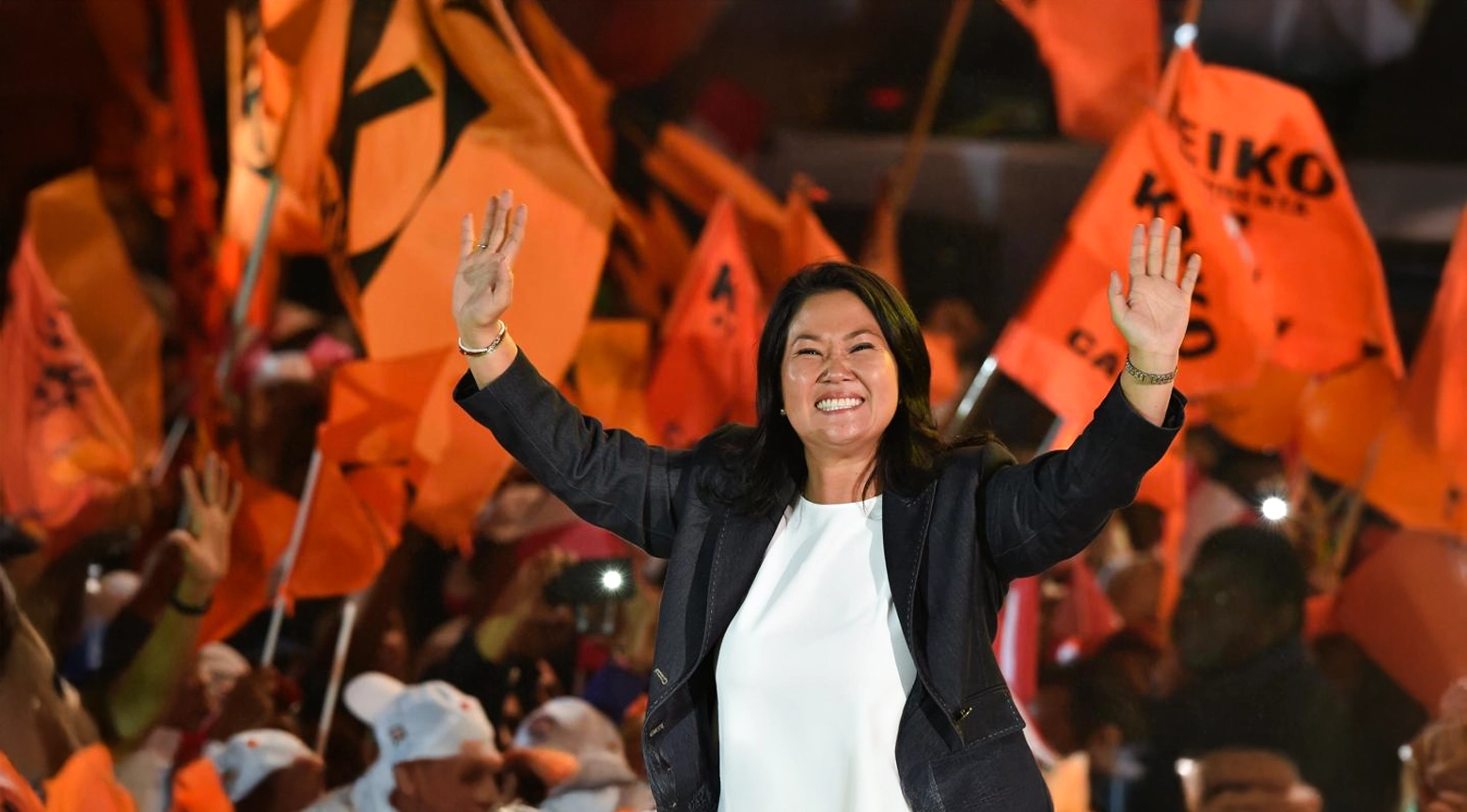 La candidata de derecha Keiko Fujimori aseguró este lunes que asume con "gran responsabilidad" su victoria en la segunda vuelta presidencial de Perú, al reconocer que el país quedó "prácticamente dividido" tras imponerse por un estrecho margen sobre el izquierdista Roberto Sánchez. Con el 100 % de las actas escrutadas, la Oficina Nacional de Procesos Electorales (ONPE) informó que Fujimori obtuvo el 50.135 % de los votos válidos, equivalentes a 9,223,396 sufragios, mientras que Sánchez alcanzó el 49.865 %, con 9,173,755 votos, una diferencia de 49,641 papeletas. Desde su residencia en Lima, la líder del partido Fuerza Popular afirmó que mantendrá abiertas las puertas del diálogo con todos los sectores políticos, incluyendo a su rival electoral, pese a que este adelantó que no reconocerá un eventual gobierno encabezado por ella. "Tenemos la gran responsabilidad de escuchar a ambos lados", expresó Fujimori, al señalar que buscará gobernar para todos los peruanos. Prioridades de su gobierno La presidenta electa indicó que sus primeras acciones estarán enfocadas en restablecer el orden en el país y preparar medidas preventivas ante la llegada del fenómeno de El Niño, cuya intensidad podría afectar a Perú en los próximos meses. También informó que iniciará de inmediato el proceso de transición gubernamental y la conformación de su gabinete ministerial, aunque evitó revelar nombres de los futuros funcionarios. "Tenemos nombres tentativos, pero no voy a anunciar ninguno hoy", respondió al ser consultada por la prensa. Acompañada por sus hijas Kyara y Kaori, Fujimori aprovechó para enviar un mensaje a la juventud peruana, destacando que su elección llegó después de tres derrotas consecutivas en elecciones presidenciales. "Uno nunca debe darse por vencido. Con esfuerzo y perseverancia van a lograr sus objetivos", manifestó. Espera proclamación oficial Horas antes, la excongresista había señalado en su cuenta de X que esperaba la proclamación oficial de los resultados "con mucha humildad, prudencia y responsabilidad", destacando que el escrutinio había concluido y que todas las observaciones fueron resueltas por las autoridades electorales. El Jurado Nacional de Elecciones (JNE) tiene previsto proclamar oficialmente a Fujimori como presidenta electa el próximo 3 de julio. Posteriormente, recibirá sus credenciales el 15 de julio y asumirá la Presidencia el 28 de julio, durante la ceremonia oficial por el Día de la Independencia de Perú. Con esta victoria, Keiko Fujimori alcanza finalmente la Presidencia en su cuarto intento, tras haber perdido las segundas vueltas de 2011 frente a Ollanta Humala, de 2016 ante Pedro Pablo Kuczynski y de 2021 frente a Pedro Castillo. Por su parte, Roberto Sánchez, quien participó en estos comicios en representación política del encarcelado expresidente Castillo, reiteró que no reconocerá el resultado electoral al insistir, sin presentar pruebas, en la existencia de un supuesto fraude relacionado con los votos emitidos en el extranjero.