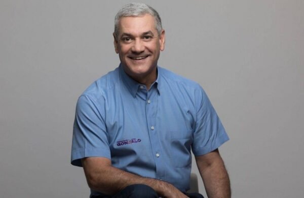 Gonzalo Castillo vuelve al escenario político y anuncia su candidatura presidencial para 2028
