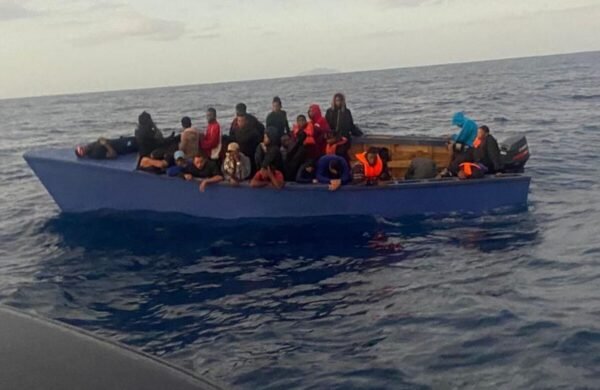 Interceptan en Jamaica a 17 haitianos, incluidos tres niños, tras llegar en embarcación clandestina