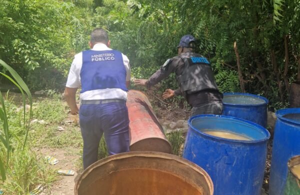 Golpe al alcohol ilegal: desmantelan fábrica clandestina de “clerén” y destruyen más de 2,100 galones en Azua