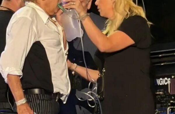 Rod Stewart sufre episodio de agotamiento en pleno concierto y termina el show sentado en una silla
