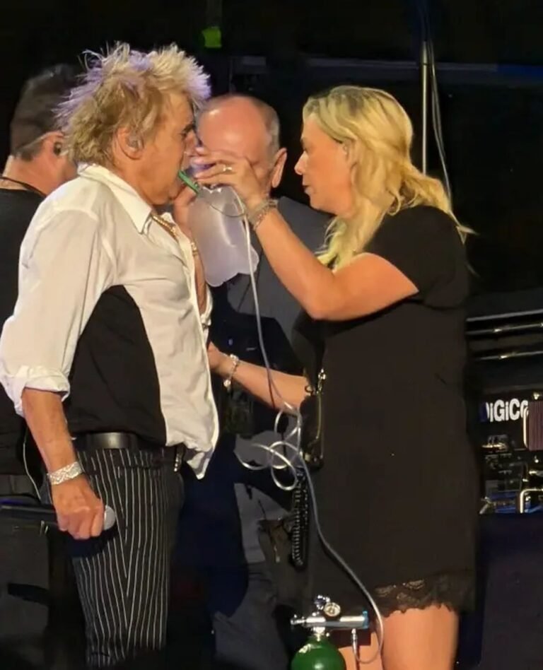 Rod Stewart sufre episodio de agotamiento en pleno concierto y termina el show sentado en una silla
