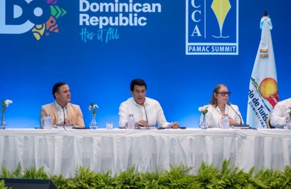 La República Dominicana reafirmó su posición como líder regional en la industria de cruceros durante el FCCA PAMAC Destination Summit 2026, un encuentro que reunió a los principales ejecutivos de las líneas de cruceros, autoridades gubernamentales y representantes del sector turístico para impulsar nuevas oportunidades de inversión, crecimiento y desarrollo sostenible en el Caribe. Durante el evento, el director ejecutivo de la Autoridad Portuaria Dominicana (APORDOM), Jean Luis Rodríguez, destacó el crecimiento histórico que ha registrado el país en la llegada de cruceristas, al pasar de aproximadamente 1.1 millones de pasajeros a más de 2.8 millones, gracias a una estrategia enfocada en la modernización de la infraestructura portuaria y el fortalecimiento de la competitividad del destino. "Estos resultados responden a una visión de Estado basada en la planificación estratégica, la inversión y el desarrollo de infraestructura moderna. Cada nuevo puerto representa más oportunidades para nuestras comunidades, más empleos y una mayor capacidad para seguir consolidando a la República Dominicana como el principal hub de cruceros del Caribe", expresó Rodríguez. El funcionario atribuyó este avance al trabajo conjunto entre APORDOM y el Ministerio de Turismo, bajo el liderazgo del presidente Luis Abinader y del ministro David Collado, quienes han impulsado una agenda para fortalecer la posición del país dentro de la industria de cruceros. Entre los proyectos estratégicos en desarrollo figuran los puertos de Arroyo Barril, Barahona y Manzanillo, además de la ampliación de la red nacional de muelles turísticos y pesqueros, iniciativas destinadas a incrementar la capacidad operativa y diversificar la oferta marítima dominicana. Como parte de la agenda del FCCA PAMAC Destination Summit 2026, las autoridades sostuvieron reuniones con representantes de las principales líneas de cruceros para analizar nuevas inversiones, fortalecer los itinerarios existentes y promover nuevos destinos turísticos. El evento contó con la participación de ejecutivos de Carnival Cruise Line, Royal Caribbean International, Disney Cruise Line, MSC Cruises, Norwegian Cruise Line, Virgin Voyages, Margaritaville at Sea y Princess Cruises, quienes participaron en paneles especializados y encuentros de negocios. Con la realización de esta cumbre en Puerto Plata, la República Dominicana continúa fortaleciendo su liderazgo en el turismo de cruceros y se acerca a la meta de superar los tres millones de cruceristas, consolidándose como el principal hub de cruceros del Caribe.