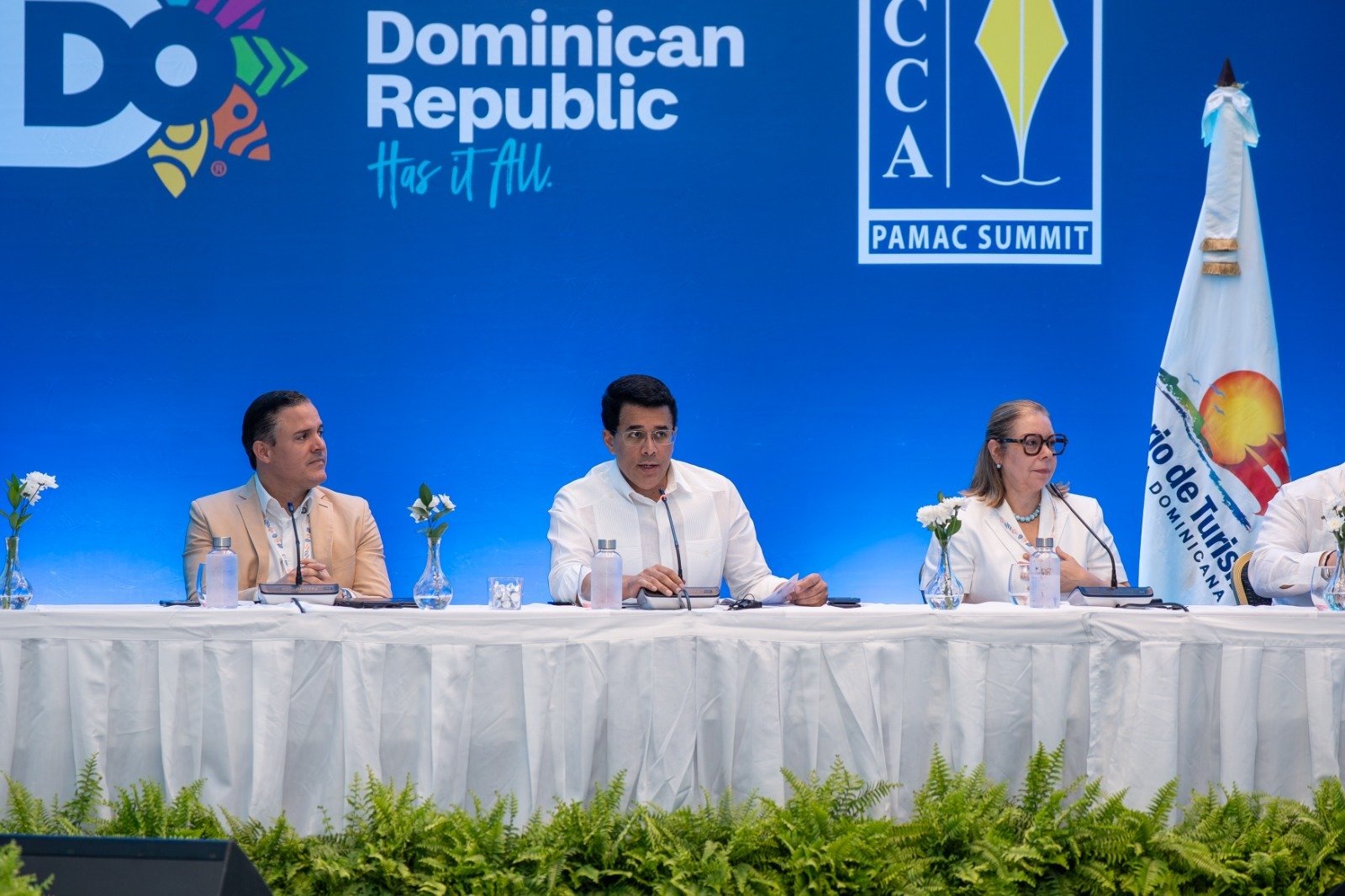 La República Dominicana reafirmó su posición como líder regional en la industria de cruceros durante el FCCA PAMAC Destination Summit 2026, un encuentro que reunió a los principales ejecutivos de las líneas de cruceros, autoridades gubernamentales y representantes del sector turístico para impulsar nuevas oportunidades de inversión, crecimiento y desarrollo sostenible en el Caribe. Durante el evento, el director ejecutivo de la Autoridad Portuaria Dominicana (APORDOM), Jean Luis Rodríguez, destacó el crecimiento histórico que ha registrado el país en la llegada de cruceristas, al pasar de aproximadamente 1.1 millones de pasajeros a más de 2.8 millones, gracias a una estrategia enfocada en la modernización de la infraestructura portuaria y el fortalecimiento de la competitividad del destino. "Estos resultados responden a una visión de Estado basada en la planificación estratégica, la inversión y el desarrollo de infraestructura moderna. Cada nuevo puerto representa más oportunidades para nuestras comunidades, más empleos y una mayor capacidad para seguir consolidando a la República Dominicana como el principal hub de cruceros del Caribe", expresó Rodríguez. El funcionario atribuyó este avance al trabajo conjunto entre APORDOM y el Ministerio de Turismo, bajo el liderazgo del presidente Luis Abinader y del ministro David Collado, quienes han impulsado una agenda para fortalecer la posición del país dentro de la industria de cruceros. Entre los proyectos estratégicos en desarrollo figuran los puertos de Arroyo Barril, Barahona y Manzanillo, además de la ampliación de la red nacional de muelles turísticos y pesqueros, iniciativas destinadas a incrementar la capacidad operativa y diversificar la oferta marítima dominicana. Como parte de la agenda del FCCA PAMAC Destination Summit 2026, las autoridades sostuvieron reuniones con representantes de las principales líneas de cruceros para analizar nuevas inversiones, fortalecer los itinerarios existentes y promover nuevos destinos turísticos. El evento contó con la participación de ejecutivos de Carnival Cruise Line, Royal Caribbean International, Disney Cruise Line, MSC Cruises, Norwegian Cruise Line, Virgin Voyages, Margaritaville at Sea y Princess Cruises, quienes participaron en paneles especializados y encuentros de negocios. Con la realización de esta cumbre en Puerto Plata, la República Dominicana continúa fortaleciendo su liderazgo en el turismo de cruceros y se acerca a la meta de superar los tres millones de cruceristas, consolidándose como el principal hub de cruceros del Caribe.