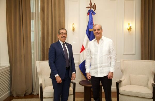 Abinader recibe al rector electo de la UASD y aborda planes para fortalecer la educación superior