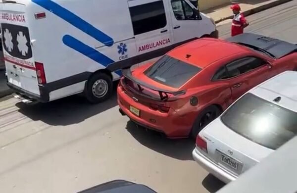 Dos vehículos chocan en céntrica intersección de Mao; 9-1-1 acudió al lugar