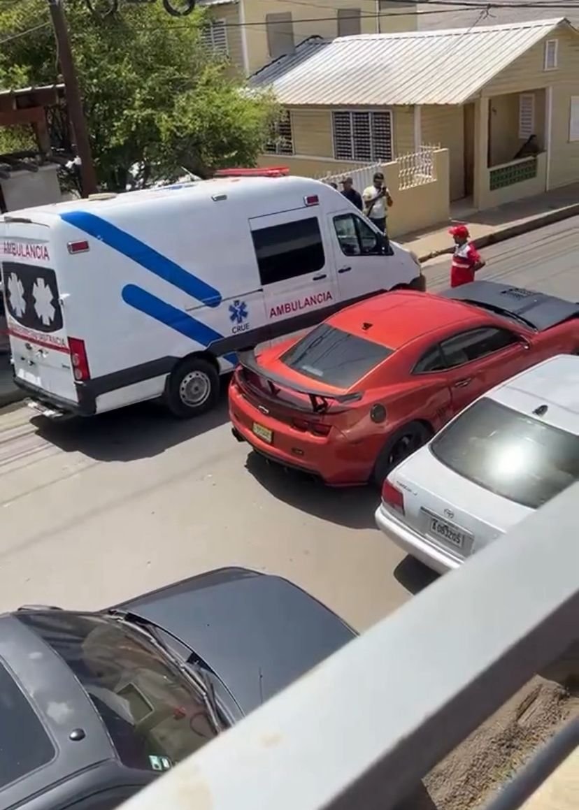 Dos vehículos chocan en céntrica intersección de Mao; 9-1-1 acudió al lugar