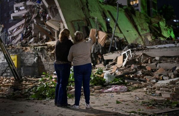 Desesperación en Venezuela: familias buscan a desaparecidos entre los escombros tras el terremoto