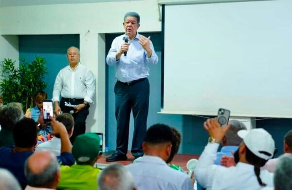 Leonel Fernández exige al Gobierno bajar los combustibles: “El petróleo volvió a los niveles presupuestados”