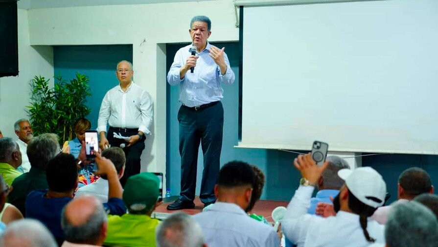 Leonel Fernández exige al Gobierno bajar los combustibles: “El petróleo volvió a los niveles presupuestados”