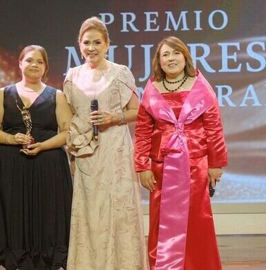 Jatnna Tavárez recibe reconocimiento a su trayectoria en el Premio Mujeres que Inspiran