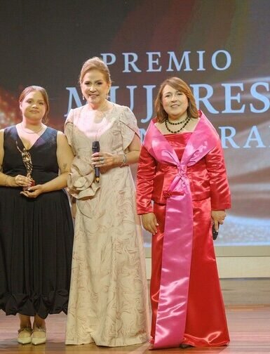 Jatnna Tavárez recibe reconocimiento a su trayectoria en el Premio Mujeres que Inspiran