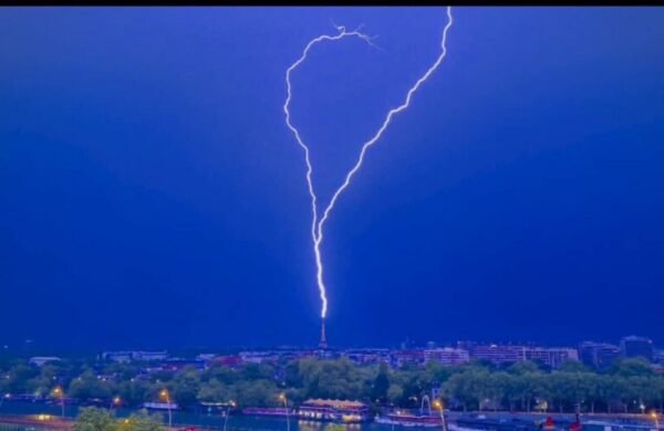 Impactante video muestra un rayo golpeando la Torre Eiffel durante tormenta en París