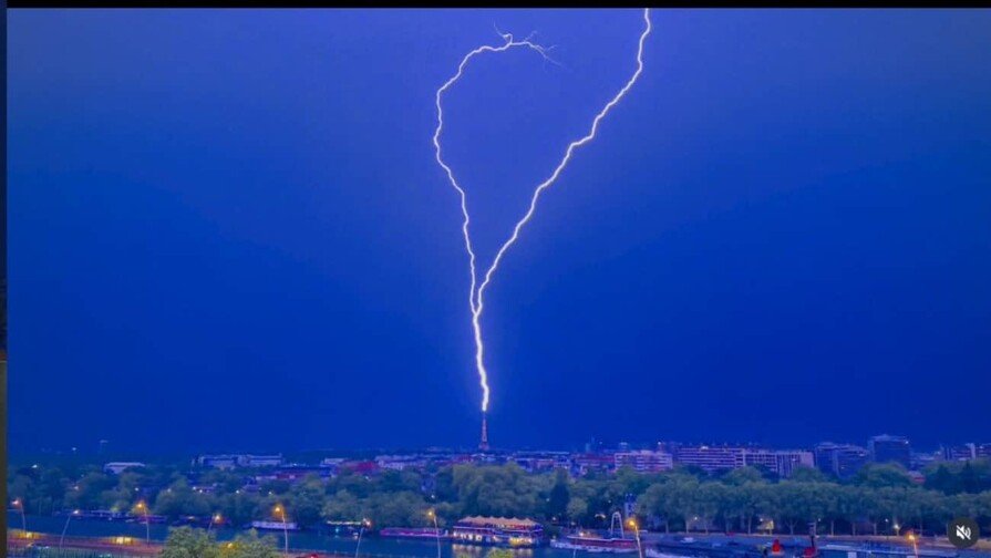 Impactante video muestra un rayo golpeando la Torre Eiffel durante tormenta en París