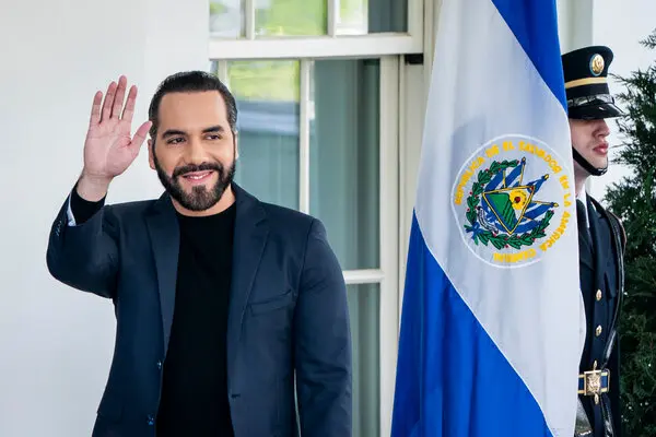 Los partidos tradicionales de El Salvador, Arena y el FMLN, oficializaron este domingo a sus candidatos presidenciales para las elecciones de febrero de 2027, en las que buscarán enfrentar al presidente Nayib Bukele, quien aspira a un tercer mandato consecutivo. La Alianza Republicana Nacionalista (Arena) escogió como candidata a la exdiputada Mayteé Iraheta, mientras que el Frente Farabundo Martí para la Liberación Nacional (FMLN) postuló al dirigente sindical Rafael Aguirre. Ambos aspirantes llegan a la contienda con el desafío de enfrentar a Bukele, cuya popularidad supera el 80 %, impulsada por su estrategia de seguridad contra las pandillas. El mandatario fue proclamado hace dos semanas por su partido Nuevas Ideas para buscar un nuevo período presidencial que extendería su gestión hasta 2033. Durante su proclamación, Iraheta aseguró que trabajará para preservar los avances en materia de seguridad, pero con una visión enfocada en el desarrollo colectivo. Por su parte, Aguirre planteó la necesidad de impulsar un diálogo nacional y ofrecer una alternativa al actual modelo de gobierno. Bukele rompió en 2019 con tres décadas de bipartidismo al derrotar a Arena y al FMLN en las urnas. Su intención de optar por un tercer mandato ha generado críticas de organizaciones nacionales e internacionales, que cuestionan la reforma constitucional que habilita la reelección indefinida y denuncian presuntas violaciones a los derechos humanos durante el régimen de excepción vigente en el país.