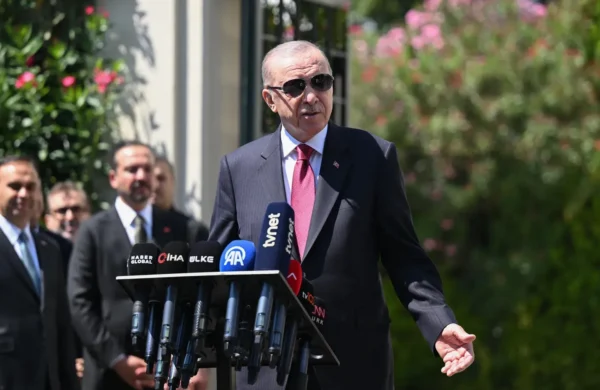 El presidente de Estados Unidos, Donald Trump, afirmó este lunes que la decisión sobre la venta de armamento estadounidense corresponde exclusivamente a su administración, al responder a las objeciones del primer ministro israelí, Benjamín Netanyahu, sobre una posible transferencia de aviones de combate F-35 a Turquía. Durante declaraciones ofrecidas a bordo del Air Force One, mientras viajaba hacia Míchigan, Trump aseguró que mantiene una buena relación con el presidente turco, Recep Tayyip Erdogan, y enfatizó que ningún aliado puede imponerle criterios sobre las ventas de armas de Washington. “Es amigo mío y nadie me dice que debemos venderle”, expresó el mandatario al referirse a Erdogan. Trump reconoció que Turquía no mantiene una posición cercana a Israel ni al propio Netanyahu, pero insistió en que Ankara continúa siendo un aliado importante de Estados Unidos. El pronunciamiento ocurre luego de que el presidente estadounidense revelara durante la reciente cumbre de la OTAN que evalúa reactivar la venta de los cazas F-35 a Turquía y levantar las restricciones impuestas tras la adquisición por parte de ese país del sistema ruso de defensa antimisiles S-400 en 2017. Israel ha manifestado su preocupación por esa posibilidad, al considerar que la entrega de estos aviones podría alterar el equilibrio militar en Oriente Medio y afectar su superioridad estratégica en la región. Trump recibirá este martes a Netanyahu en la Casa Blanca, donde ambos abordarán, entre otros temas, la situación de la guerra con Irán y los esfuerzos de Washington para alcanzar un nuevo acuerdo con Teherán. Aunque el mandatario estadounidense admitió que existen algunas diferencias con el líder israelí sobre ese conflicto, afirmó que ambas partes mantienen posiciones muy cercanas.