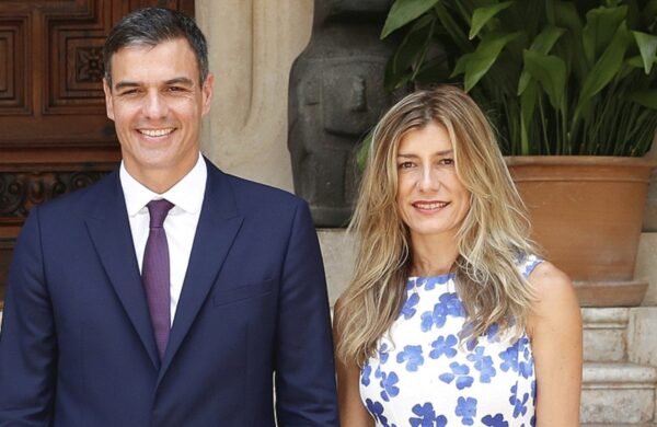 La acusación popular en el proceso judicial contra Begoña Gómez, esposa del presidente del Gobierno de España, Pedro Sánchez, redujo de 24 a 13 años de prisión la pena que solicita en su contra por los presuntos delitos de tráfico de influencias y malversación de patrimonio público, de cara al juicio que será conocido por un jurado popular. En el nuevo escrito presentado este lunes, la acusación solicita dos años de cárcel por tráfico de influencias, tres años por un delito continuado de malversación y ocho años por un delito de malversación no continuado, modificando así su petición inicial. El caso investiga la gestión de una cátedra vinculada a la Universidad Complutense de Madrid, donde, según la acusación encabezada por la organización Hazte Oír, Gómez asumió la codirección sin un proceso de selección ni la acreditación de la titulación requerida para el cargo. Además, se le atribuye un presunto delito de malversación por el supuesto uso de recursos públicos al destinar a actividades privadas el trabajo de Cristina Álvarez, su asesora, quien también enfrenta el proceso. Para ella, la acusación redujo la petición de prisión de 22 a seis años. La presentación del nuevo escrito se produce después de que la Audiencia de Madrid confirmara que Begoña Gómez deberá ser juzgada por un jurado popular por los delitos de tráfico de influencias y malversación. Como parte de la estrategia procesal, la acusación solicitó la comparecencia de cerca de un centenar de testigos, entre ellos el presidente Pedro Sánchez y el ministro de la Presidencia y Justicia, Félix Bolaños, al considerar que el Palacio de La Moncloa habría servido como espacio de relaciones para el desarrollo del proyecto investigado. El pasado 16 de julio, el juez instructor ordenó la apertura de juicio por los delitos de tráfico de influencias y malversación, al tiempo que archivó las acusaciones por apropiación indebida y corrupción en los negocios. Asimismo, dejó sin efecto las medidas cautelares que impedían a Gómez salir de España, por lo que recuperó su pasaporte y ya no tendrá que comparecer periódicamente ante la autoridad judicial.