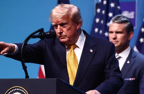 Trump restablece bloqueo naval contra Irán y anuncia cobro del 20 % a buques que crucen el estrecho de Ormuz