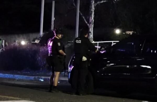 Un tiroteo registrado la tarde del domingo en las inmediaciones del emblemático Space Needle, en Seattle, Estados Unidos, dejó tres personas muertas y al menos cuatro heridas, entre ellas un niño, durante la celebración del festival gastronómico Bite of Seattle, informaron las autoridades. De acuerdo con la Policía de Seattle, el intercambio de disparos ocurrió alrededor de las 6:00 de la tarde, cuando dos personas comenzaron a dispararse en una concurrida zona turística. Las autoridades recuperaron dos armas de fuego, detuvieron a un sospechoso y mantienen la búsqueda de un segundo implicado. Entre los heridos trasladados al Centro Médico Harborview figuran un niño pequeño, un hombre de 23 años y una mujer de 39, además de otra paciente que fue sometida a cirugía. Según la Policía, todos los lesionados permanecen en condición estable. Tras el hecho, el gobernador del estado de Washington, Bob Ferguson, ordenó el despliegue de agentes del equipo SWAT para apoyar las labores de investigación, mientras que la alcaldesa de Seattle, Katie Wilson, calificó el ataque como un "acto de violencia atroz" y expresó solidaridad con las víctimas y sus familiares. Testigos relataron que inicialmente confundieron los disparos con fuegos artificiales antes de que cientos de personas comenzaran a correr para ponerse a salvo, provocando momentos de pánico en el área donde se desarrollaba el evento.