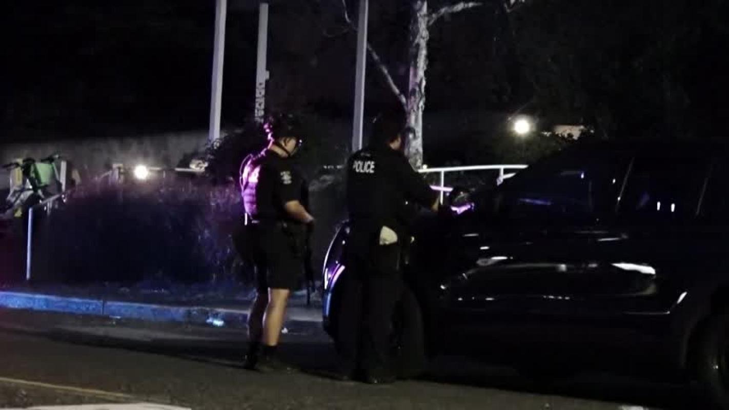 Un tiroteo registrado la tarde del domingo en las inmediaciones del emblemático Space Needle, en Seattle, Estados Unidos, dejó tres personas muertas y al menos cuatro heridas, entre ellas un niño, durante la celebración del festival gastronómico Bite of Seattle, informaron las autoridades. De acuerdo con la Policía de Seattle, el intercambio de disparos ocurrió alrededor de las 6:00 de la tarde, cuando dos personas comenzaron a dispararse en una concurrida zona turística. Las autoridades recuperaron dos armas de fuego, detuvieron a un sospechoso y mantienen la búsqueda de un segundo implicado. Entre los heridos trasladados al Centro Médico Harborview figuran un niño pequeño, un hombre de 23 años y una mujer de 39, además de otra paciente que fue sometida a cirugía. Según la Policía, todos los lesionados permanecen en condición estable. Tras el hecho, el gobernador del estado de Washington, Bob Ferguson, ordenó el despliegue de agentes del equipo SWAT para apoyar las labores de investigación, mientras que la alcaldesa de Seattle, Katie Wilson, calificó el ataque como un "acto de violencia atroz" y expresó solidaridad con las víctimas y sus familiares. Testigos relataron que inicialmente confundieron los disparos con fuegos artificiales antes de que cientos de personas comenzaran a correr para ponerse a salvo, provocando momentos de pánico en el área donde se desarrollaba el evento.