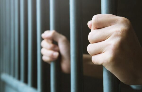 Un hombre permaneció casi 20 años privado de libertad sin una sentencia definitiva, en uno de los casos más prolongados de prisión preventiva registrados en la República Dominicana, hasta que una intervención de la Oficina Nacional de Defensa Pública permitió corregir la situación. El ciudadano, cuya identidad fue reservada, estuvo recluido en el Centro de Corrección y Rehabilitación (CCR) Beller, en Dajabón, desde el 20 de junio de 2006, bajo una medida de prisión preventiva que nunca fue sustituida por una decisión judicial definitiva. La irregularidad fue detectada por defensores públicos del Departamento Judicial de Montecristi, quienes revisaron el expediente, reconstruyeron el historial procesal del caso y realizaron las gestiones necesarias ante los tribunales. Durante la investigación, los abogados encontraron informes médicos que acreditaban la condición de salud mental del interno. Además, verificaron que en 2009 tanto el Ministerio Público como la Defensa solicitaron aplicar un procedimiento especial para personas inimputables, petición que fue rechazada por el Tribunal Colegiado de Dajabón. En lugar de resolver el proceso, el tribunal suspendió la acción penal hasta que el imputado recuperara su salud mental, decisión que derivó en un prolongado limbo judicial durante casi dos décadas. Ante esta situación, la Defensa Pública interpuso una acción de hábeas corpus y posteriormente un recurso de apelación. Finalmente, la Corte ordenó su libertad mediante una sentencia emitida el 25 de febrero de 2026, poniendo fin a una de las privaciones de libertad sin condena más extensas documentadas en el país. El director nacional de la Defensa Pública, Rodolfo Valentín Santos, afirmó que el caso evidencia la importancia de garantizar el respeto al debido proceso y la protección de los derechos fundamentales, especialmente de las personas en condición de vulnerabilidad. La institución calificó el hecho como una grave vulneración de derechos constitucionales, al mantener a una persona encarcelada durante casi 20 años sin una decisión judicial definitiva sobre su situación procesal.