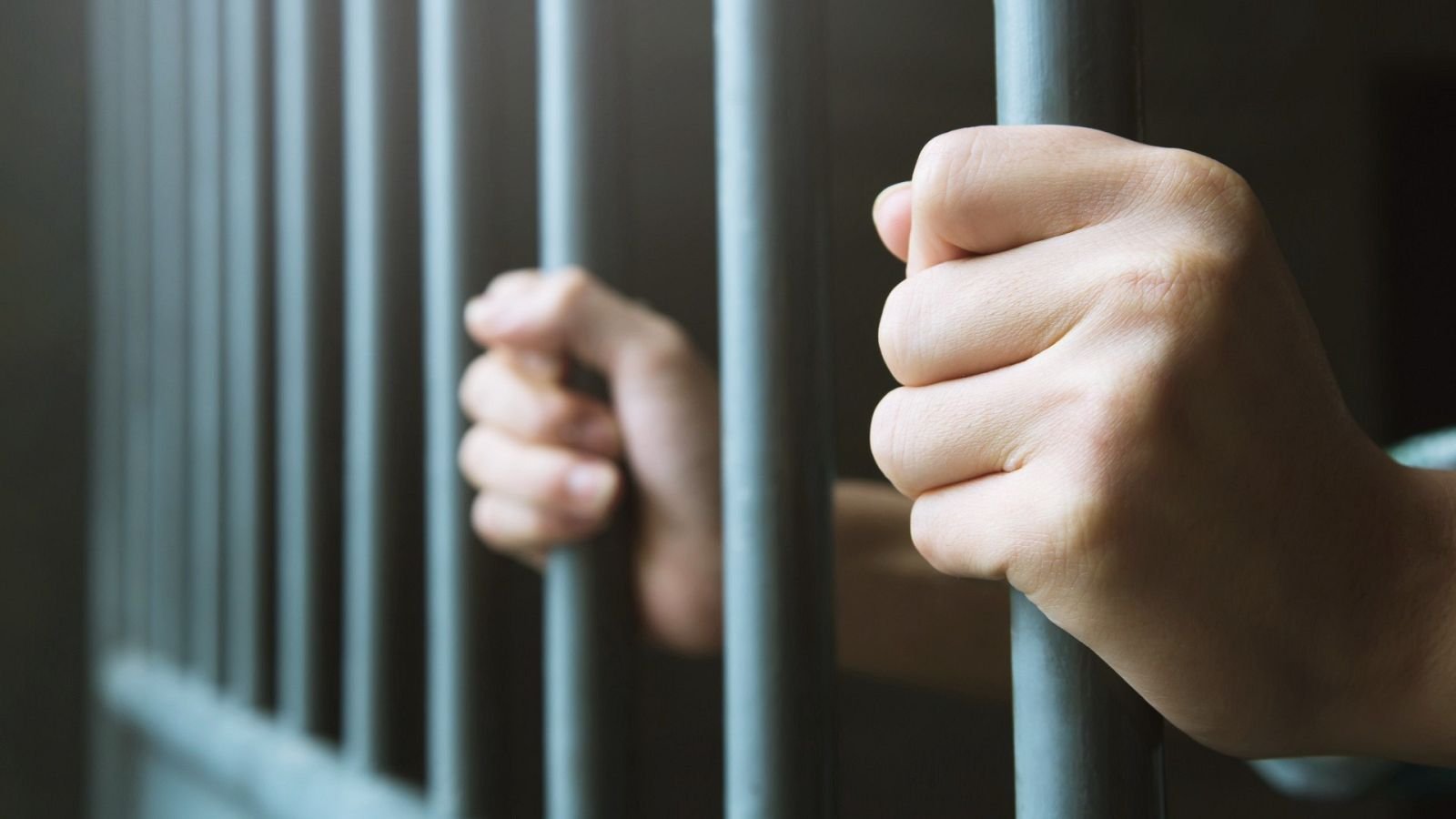Un hombre permaneció casi 20 años privado de libertad sin una sentencia definitiva, en uno de los casos más prolongados de prisión preventiva registrados en la República Dominicana, hasta que una intervención de la Oficina Nacional de Defensa Pública permitió corregir la situación. El ciudadano, cuya identidad fue reservada, estuvo recluido en el Centro de Corrección y Rehabilitación (CCR) Beller, en Dajabón, desde el 20 de junio de 2006, bajo una medida de prisión preventiva que nunca fue sustituida por una decisión judicial definitiva. La irregularidad fue detectada por defensores públicos del Departamento Judicial de Montecristi, quienes revisaron el expediente, reconstruyeron el historial procesal del caso y realizaron las gestiones necesarias ante los tribunales. Durante la investigación, los abogados encontraron informes médicos que acreditaban la condición de salud mental del interno. Además, verificaron que en 2009 tanto el Ministerio Público como la Defensa solicitaron aplicar un procedimiento especial para personas inimputables, petición que fue rechazada por el Tribunal Colegiado de Dajabón. En lugar de resolver el proceso, el tribunal suspendió la acción penal hasta que el imputado recuperara su salud mental, decisión que derivó en un prolongado limbo judicial durante casi dos décadas. Ante esta situación, la Defensa Pública interpuso una acción de hábeas corpus y posteriormente un recurso de apelación. Finalmente, la Corte ordenó su libertad mediante una sentencia emitida el 25 de febrero de 2026, poniendo fin a una de las privaciones de libertad sin condena más extensas documentadas en el país. El director nacional de la Defensa Pública, Rodolfo Valentín Santos, afirmó que el caso evidencia la importancia de garantizar el respeto al debido proceso y la protección de los derechos fundamentales, especialmente de las personas en condición de vulnerabilidad. La institución calificó el hecho como una grave vulneración de derechos constitucionales, al mantener a una persona encarcelada durante casi 20 años sin una decisión judicial definitiva sobre su situación procesal.