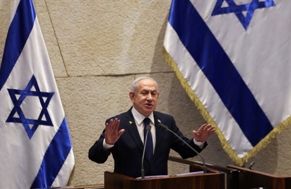 El primer ministro de Israel, Benjamín Netanyahu, partió este lunes hacia Estados Unidos, donde sostendrá una reunión con el presidente Donald Trump y asistirá al funeral del senador Lindsey Graham, en una visita marcada por las tensiones en Oriente Medio y las negociaciones relacionadas con Irán. De acuerdo con el registro de FlightRadar24, el avión oficial israelí Alas de Sión despegó con más de dos horas de retraso desde la base aérea de Nevatim, en Beerseba, y no desde el Aeropuerto Internacional Ben Gurión, como es habitual. La aeronave siguió además una ruta inusual, sobrevolando el Mar Muerto antes de dirigirse hacia Washington. Según medios israelíes, el encuentro entre Netanyahu y Trump está previsto para este miércoles. Será la octava reunión entre ambos desde que el mandatario estadounidense regresó a la Casa Blanca. En un mensaje difundido tras el despegue, Netanyahu adelantó que la agenda incluirá temas relacionados con Irán, la seguridad regional y la ampliación de los Acuerdos de Abraham, iniciativa impulsada por Estados Unidos para normalizar las relaciones entre Israel y países árabes. La visita también coincide con nuevos esfuerzos diplomáticos para alcanzar un acuerdo sobre el tránsito por el estrecho de Ormuz. De acuerdo con el diario Yedioth Ahronoth, el Gobierno israelí mantiene reservas ante la posibilidad de que Washington alcance un entendimiento con Teherán que favorezca la recuperación de la economía iraní y el desarrollo de su programa nuclear. El medio israelí señala además que Netanyahu buscará mantener una imagen enfocada en la diplomacia y no como promotor de conflictos, tras las diferencias surgidas con Estados Unidos por las evaluaciones sobre la reciente guerra con Irán.
