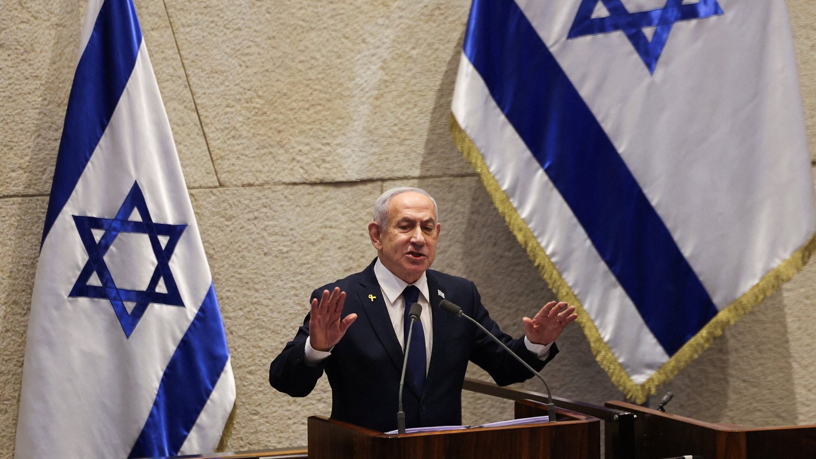 El primer ministro de Israel, Benjamín Netanyahu, partió este lunes hacia Estados Unidos, donde sostendrá una reunión con el presidente Donald Trump y asistirá al funeral del senador Lindsey Graham, en una visita marcada por las tensiones en Oriente Medio y las negociaciones relacionadas con Irán. De acuerdo con el registro de FlightRadar24, el avión oficial israelí Alas de Sión despegó con más de dos horas de retraso desde la base aérea de Nevatim, en Beerseba, y no desde el Aeropuerto Internacional Ben Gurión, como es habitual. La aeronave siguió además una ruta inusual, sobrevolando el Mar Muerto antes de dirigirse hacia Washington. Según medios israelíes, el encuentro entre Netanyahu y Trump está previsto para este miércoles. Será la octava reunión entre ambos desde que el mandatario estadounidense regresó a la Casa Blanca. En un mensaje difundido tras el despegue, Netanyahu adelantó que la agenda incluirá temas relacionados con Irán, la seguridad regional y la ampliación de los Acuerdos de Abraham, iniciativa impulsada por Estados Unidos para normalizar las relaciones entre Israel y países árabes. La visita también coincide con nuevos esfuerzos diplomáticos para alcanzar un acuerdo sobre el tránsito por el estrecho de Ormuz. De acuerdo con el diario Yedioth Ahronoth, el Gobierno israelí mantiene reservas ante la posibilidad de que Washington alcance un entendimiento con Teherán que favorezca la recuperación de la economía iraní y el desarrollo de su programa nuclear. El medio israelí señala además que Netanyahu buscará mantener una imagen enfocada en la diplomacia y no como promotor de conflictos, tras las diferencias surgidas con Estados Unidos por las evaluaciones sobre la reciente guerra con Irán.