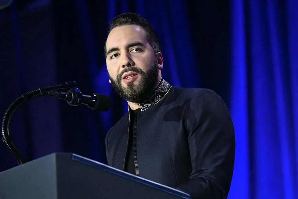 Aunque la seguridad continúa siendo el principal logro del gobierno del presidente Nayib Bukele, cada vez más salvadoreños expresan preocupación por el impacto de las medidas de ajuste económico implementadas por su administración, en medio de un programa acordado con el Fondo Monetario Internacional (FMI). Como parte del plan suscrito en 2024 para acceder a un financiamiento de hasta US$1,400 millones, el Gobierno ejecutó recortes en el empleo público y otras medidas fiscales destinadas a reducir una deuda que ronda el 90 % del Producto Interno Bruto (PIB). Uno de los casos es el de Lilian Hernández, psicóloga de 59 años, quien perdió su empleo en una institución de protección a la mujer y tuvo que adelantar su jubilación. Actualmente subsiste con una pensión de US$432 mensuales, con la que también sostiene a su madre, diagnosticada con Alzheimer. Aunque no existen cifras oficiales, economistas estiman que alrededor de 15,000 empleados públicos han sido despedidos desde 2024, mientras que organizaciones sindicales aseguran que la cifra supera los 47,000 desde la llegada de Bukele al poder en 2019. Pese a estas críticas, Bukele mantiene niveles de aprobación superiores al 80 %, impulsados por su política de seguridad, que redujo la tasa de homicidios a 1.3 por cada 100,000 habitantes en 2025. Sin embargo, una encuesta de la Universidad Centroamericana revela que siete de cada diez salvadoreños consideran la situación económica como el principal problema del país. La economía salvadoreña registró un crecimiento de 3.9 % en 2025, uno de los más bajos de Centroamérica, y proyecciones del grupo financiero Cibest indican que este año podría desacelerarse hasta 2.9 %, debido a una menor demanda de los hogares. El incremento del costo de vida también ha afectado el consumo de las familias. La inflación interanual alcanzó 2.76 % en junio, mientras que la canasta básica ronda los US$260 mensuales, obligando a muchos hogares a reducir gastos en alimentos. Para mitigar ese impacto, el Gobierno creó una red de agromercados subsidiados, al tiempo que apuesta por sectores como la construcción y el turismo, que crecieron 24 % y 10 %, respectivamente, durante 2025. Analistas advierten que, si Bukele obtiene un nuevo mandato, podría profundizar el ajuste fiscal para reducir el déficit, mientras el país continúa dependiendo en gran medida de las remesas, que representan cerca de una cuarta parte del PIB, y busca atraer mayor inversión extranjera.