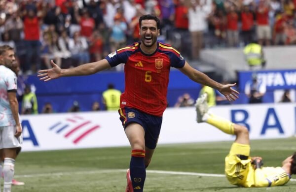 Merino volvió a ser héroe con gol al 88’ que clasificó a España