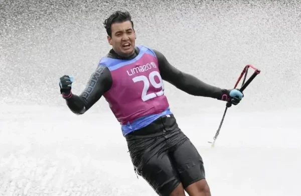 El dominicano Robert Pigozzi conquistó este martes la medalla de oro en la modalidad de slalom del esquí náutico de los XXV Juegos Centroamericanos y del Caribe Santo Domingo 2026, resultado que elevó a nueve las preseas doradas de la delegación nacional. La final en Guerra La presea fue obtenida durante la final disputada en el municipio de Guerra, donde Pigozzi confirmó su condición de favorito con una actuación destacada que le permitió subir a lo más alto del podio y consolidar su trayectoria como referente del esquí náutico regional. Continuidad del buen momento Con este triunfo, el atleta aportó una nueva medalla de oro a la delegación dominicana y dio continuidad al buen momento que vive el esquí náutico nacional en la cita regional. La victoria de Robert llegó apenas un día después de que su hermano Paolo Pigozzi se proclamara campeón en la modalidad overall, otorgándole al país otro metal dorado y convirtiendo a los hermanos en protagonistas de estos Juegos. Protagonismo familiar El protagonismo de la familia también incluye a Francesca Pigozzi, quien ha logrado tres medallas durante la presente edición del certamen: dos de bronce en las modalidades de salto y figuras, además de otra presea que amplía la cosecha familiar. Con estos resultados, los Pigozzi acumulan seis medallas en los Juegos Centroamericanos y del Caribe, consolidando su posición como una de las familias más exitosas del esquí náutico regional. Impacto en el medallero nacional El oro conquistado por Robert elevó a nueve las preseas doradas de República Dominicana en los Juegos Santo Domingo 2026, manteniendo a la delegación nacional entre las de mejor desempeño en la competición y reforzando el papel del país como anfitrión y potencia deportiva en la región.