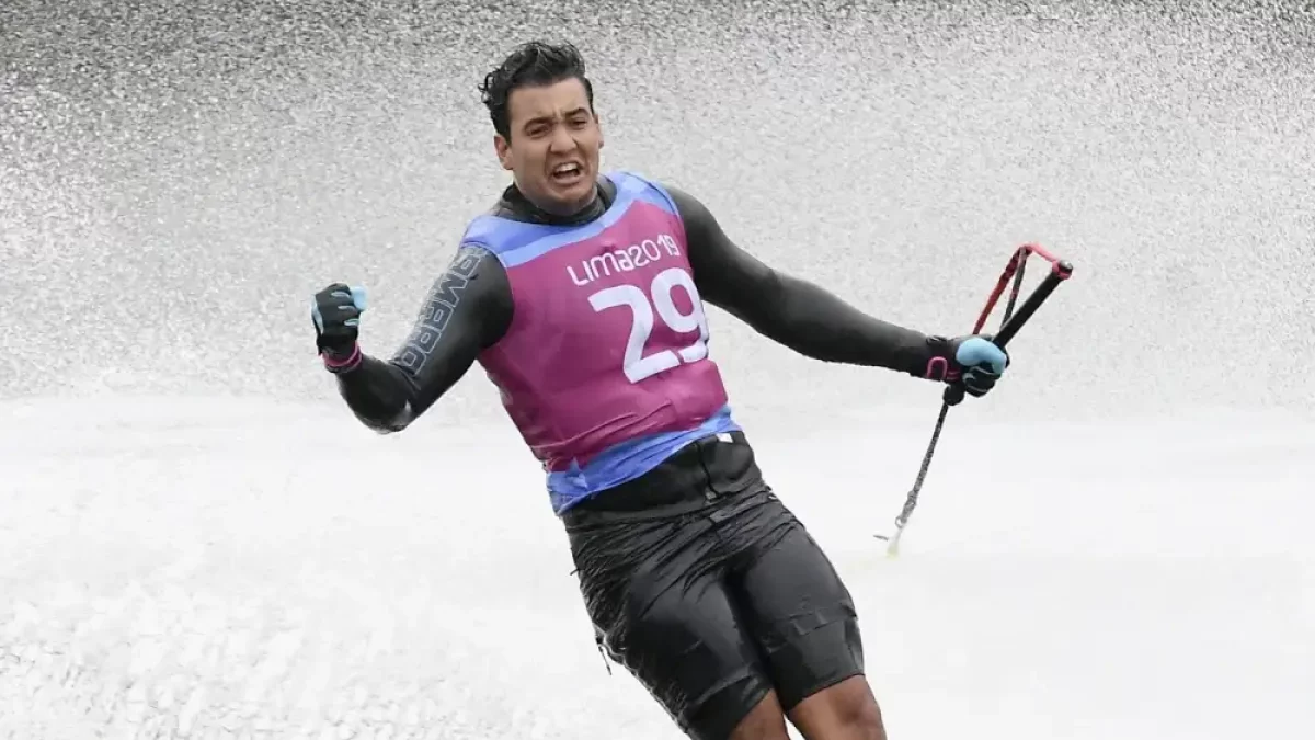El dominicano Robert Pigozzi conquistó este martes la medalla de oro en la modalidad de slalom del esquí náutico de los XXV Juegos Centroamericanos y del Caribe Santo Domingo 2026, resultado que elevó a nueve las preseas doradas de la delegación nacional. La final en Guerra La presea fue obtenida durante la final disputada en el municipio de Guerra, donde Pigozzi confirmó su condición de favorito con una actuación destacada que le permitió subir a lo más alto del podio y consolidar su trayectoria como referente del esquí náutico regional. Continuidad del buen momento Con este triunfo, el atleta aportó una nueva medalla de oro a la delegación dominicana y dio continuidad al buen momento que vive el esquí náutico nacional en la cita regional. La victoria de Robert llegó apenas un día después de que su hermano Paolo Pigozzi se proclamara campeón en la modalidad overall, otorgándole al país otro metal dorado y convirtiendo a los hermanos en protagonistas de estos Juegos. Protagonismo familiar El protagonismo de la familia también incluye a Francesca Pigozzi, quien ha logrado tres medallas durante la presente edición del certamen: dos de bronce en las modalidades de salto y figuras, además de otra presea que amplía la cosecha familiar. Con estos resultados, los Pigozzi acumulan seis medallas en los Juegos Centroamericanos y del Caribe, consolidando su posición como una de las familias más exitosas del esquí náutico regional. Impacto en el medallero nacional El oro conquistado por Robert elevó a nueve las preseas doradas de República Dominicana en los Juegos Santo Domingo 2026, manteniendo a la delegación nacional entre las de mejor desempeño en la competición y reforzando el papel del país como anfitrión y potencia deportiva en la región.