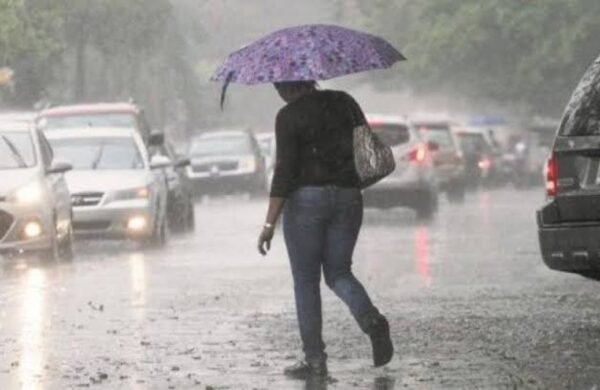 El Instituto Dominicano de Meteorología (Indomet) informó este domingo que mantiene bajo vigilancia un área de aguaceros y tormentas eléctricas asociada a una vaguada ubicada sobre la porción norte del Golfo de América y zonas cercanas al estado de Florida, en Estados Unidos, la cual presenta un 60 % de probabilidad de desarrollo ciclónico en las próximas 48 horas y durante los próximos siete días. No obstante, el organismo aclaró que, por su ubicación, distancia y trayectoria prevista, el sistema no representa peligro para la República Dominicana. En cuanto a las condiciones del tiempo en el país, Indomet indicó que durante la jornada predominará un ambiente con lluvias ligeras y aisladas en distintas localidades, producto de la humedad e inestabilidad presentes en la región. Para el Gran Santo Domingo, se pronostican temperaturas entre 26 °C y 32 °C, con una sensación térmica superior durante la tarde debido a la combinación del calor y la humedad. La institución aseguró que mantiene un monitoreo permanente de la evolución del fenómeno y reiteró que informará oportunamente a la población sobre cualquier cambio significativo en su desarrollo o desplazamiento.