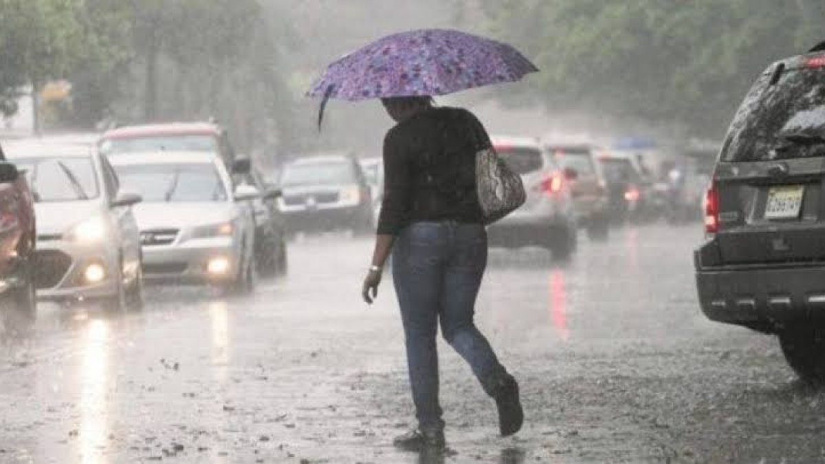 El Instituto Dominicano de Meteorología (Indomet) informó este domingo que mantiene bajo vigilancia un área de aguaceros y tormentas eléctricas asociada a una vaguada ubicada sobre la porción norte del Golfo de América y zonas cercanas al estado de Florida, en Estados Unidos, la cual presenta un 60 % de probabilidad de desarrollo ciclónico en las próximas 48 horas y durante los próximos siete días. No obstante, el organismo aclaró que, por su ubicación, distancia y trayectoria prevista, el sistema no representa peligro para la República Dominicana. En cuanto a las condiciones del tiempo en el país, Indomet indicó que durante la jornada predominará un ambiente con lluvias ligeras y aisladas en distintas localidades, producto de la humedad e inestabilidad presentes en la región. Para el Gran Santo Domingo, se pronostican temperaturas entre 26 °C y 32 °C, con una sensación térmica superior durante la tarde debido a la combinación del calor y la humedad. La institución aseguró que mantiene un monitoreo permanente de la evolución del fenómeno y reiteró que informará oportunamente a la población sobre cualquier cambio significativo en su desarrollo o desplazamiento.