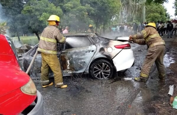 Una persona muere y dos resultan heridas tras accidente e incendio de vehículo en Santo Domingo Norte