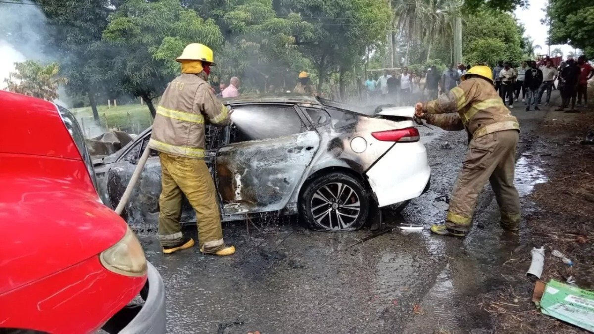 Una persona muere y dos resultan heridas tras accidente e incendio de vehículo en Santo Domingo Norte
