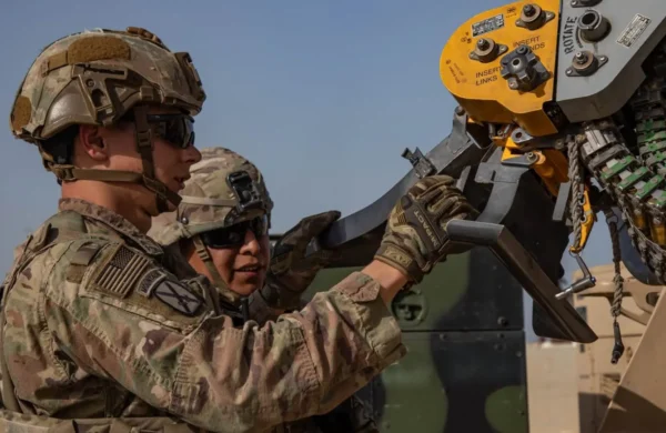 Un militar estadounidense murió y otro resultó herido en el norte de Irak durante una detonación controlada de un explosivo de origen iraní, informó este domingo el Comando Central de las Fuerzas Armadas de Estados Unidos (Centcom). Según el organismo militar, el incidente ocurrió el sábado 18 de julio, mientras tropas estadounidenses realizaban operaciones para neutralizar el artefacto explosivo. La muerte se produce pocas horas después de que otros dos militares estadounidenses fallecieran en Jordania durante un ataque atribuido a Irán, en el que además otro uniformado permanece desaparecido. El Centcom indicó que, en el lugar del ataque ocurrido en Jordania, fueron hallados restos humanos sin identificar, cuya identidad continúa siendo verificada por las autoridades. De acuerdo con The New York Times, el militar fallecido en Irak no pertenecía a una unidad especializada en desactivación de explosivos, sino que habría muerto tras ser alcanzado por fragmentos o escombros durante la detonación del dispositivo. Estas son las primeras bajas registradas entre las fuerzas estadounidenses desde que la semana pasada se rompiera el alto el fuego entre Estados Unidos e Irán. El Centcom informó que, por respeto al proceso de notificación a los familiares, aún no divulgará la identidad de los militares fallecidos.
