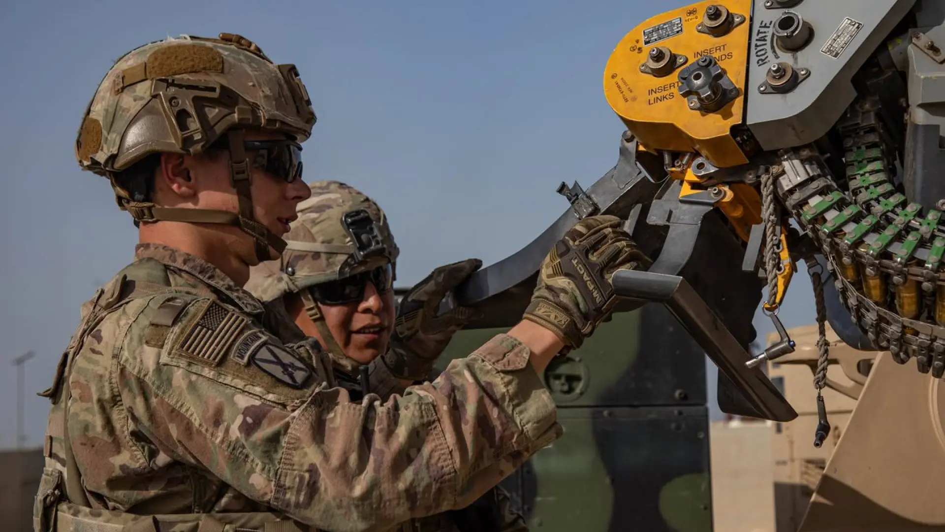 Un militar estadounidense murió y otro resultó herido en el norte de Irak durante una detonación controlada de un explosivo de origen iraní, informó este domingo el Comando Central de las Fuerzas Armadas de Estados Unidos (Centcom). Según el organismo militar, el incidente ocurrió el sábado 18 de julio, mientras tropas estadounidenses realizaban operaciones para neutralizar el artefacto explosivo. La muerte se produce pocas horas después de que otros dos militares estadounidenses fallecieran en Jordania durante un ataque atribuido a Irán, en el que además otro uniformado permanece desaparecido. El Centcom indicó que, en el lugar del ataque ocurrido en Jordania, fueron hallados restos humanos sin identificar, cuya identidad continúa siendo verificada por las autoridades. De acuerdo con The New York Times, el militar fallecido en Irak no pertenecía a una unidad especializada en desactivación de explosivos, sino que habría muerto tras ser alcanzado por fragmentos o escombros durante la detonación del dispositivo. Estas son las primeras bajas registradas entre las fuerzas estadounidenses desde que la semana pasada se rompiera el alto el fuego entre Estados Unidos e Irán. El Centcom informó que, por respeto al proceso de notificación a los familiares, aún no divulgará la identidad de los militares fallecidos.