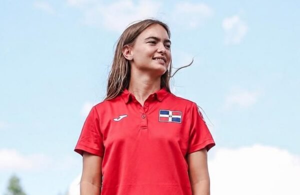 La esquiadora acuática Francesca Pigozzi agregó este domingo dos medallas de bronce al medallero de la República Dominicana en los XXV Juegos Centroamericanos y del Caribe Santo Domingo 2026, al destacar en las modalidades de figuras femenino y salto femenino de esquí náutico. Resultados en figuras En la modalidad de figuras femenino, Pigozzi alcanzó un total de 1,870 puntos, lo que le permitió quedarse con el tercer lugar. El oro fue para la colombiana Daniela Verswyvel, con 7,310 puntos, mientras que la plata correspondió a su compatriota Martina Piedrahita, con 3,710 puntos. Resultados en salto En la prueba de salto femenino, Pigozzi volvió a subir al podio con un registro de 18.5 metros, quedando nuevamente detrás de Martina Piedrahita y Daniela Verswyvel, quienes dominaron la competencia y se repartieron oro y plata. Impacto en el medallero Con estas dos preseas, la República Dominicana elevó a siete el total de medallas obtenidas en el certamen regional multideportivo, según el conteo oficial del Comité Olímpico Dominicano. El país inició esta edición con 993 medallas acumuladas en la historia de los Juegos Centroamericanos y del Caribe.