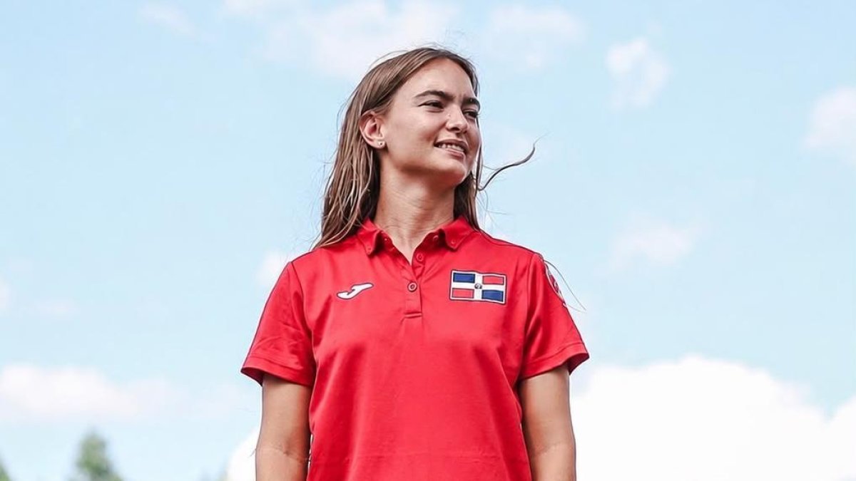 La esquiadora acuática Francesca Pigozzi agregó este domingo dos medallas de bronce al medallero de la República Dominicana en los XXV Juegos Centroamericanos y del Caribe Santo Domingo 2026, al destacar en las modalidades de figuras femenino y salto femenino de esquí náutico. Resultados en figuras En la modalidad de figuras femenino, Pigozzi alcanzó un total de 1,870 puntos, lo que le permitió quedarse con el tercer lugar. El oro fue para la colombiana Daniela Verswyvel, con 7,310 puntos, mientras que la plata correspondió a su compatriota Martina Piedrahita, con 3,710 puntos. Resultados en salto En la prueba de salto femenino, Pigozzi volvió a subir al podio con un registro de 18.5 metros, quedando nuevamente detrás de Martina Piedrahita y Daniela Verswyvel, quienes dominaron la competencia y se repartieron oro y plata. Impacto en el medallero Con estas dos preseas, la República Dominicana elevó a siete el total de medallas obtenidas en el certamen regional multideportivo, según el conteo oficial del Comité Olímpico Dominicano. El país inició esta edición con 993 medallas acumuladas en la historia de los Juegos Centroamericanos y del Caribe.