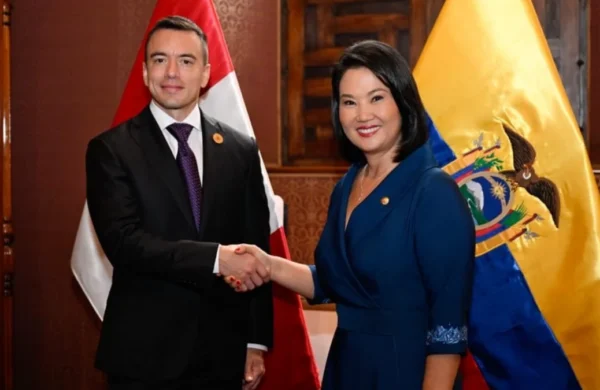 La presidenta electa de Perú, Keiko Fujimori, y el presidente de Ecuador, Daniel Noboa, acordaron cooperar frente al crimen organizado transnacional y compartir experiencias sobre el manejo de cárceles, durante una reunión celebrada en Lima previa a la investidura de la hija y heredera política del expresidente Alberto Fujimori (1990-2000). Encuentro en Torre Tagle El encuentro se desarrolló en el Palacio de Torre Tagle, sede del Ministerio de Relaciones Exteriores de Perú, donde ambos mandatarios reafirmaron su disposición a seguir profundizando la relación bilateral sobre la base de los acuerdos de paz de 1998, que pusieron fin a un largo conflicto limítrofe que derivó en varias guerras. Diálogo político Tanto Fujimori como Noboa resaltaron “el dinámico diálogo político alcanzado en los gabinetes binacionales”, reuniones anuales entre los mandatarios y sus ministros para avanzar en la agenda bilateral. En ese sentido, coincidieron en que el siguiente gabinete binacional Perú-Ecuador se celebre a finales de año en Lima, según informó la Cancillería peruana. Seguridad energética Noboa también viajó a Perú con la intención de avanzar en la interconexión eléctrica de alta tensión entre ambos países, una obra que ya está en marcha en el lado peruano y que debe contratarse este año en el lado ecuatoriano. El proyecto busca conferir mayor seguridad energética a Ecuador, que desde 2023 ha enfrentado varios periodos de racionamiento de electricidad. Guerra contra el crimen El mandatario ecuatoriano recordó que desde inicios de 2024 declaró en su país una “guerra” al crimen organizado, aunque hasta el momento no ha logrado frenar el incremento del índice de homicidios, uno de los más altos de América Latina. Su presencia en Lima se enmarca en la lista de diez jefes de Estado y de Gobierno que asisten a la investidura de Fujimori, prevista para este martes.