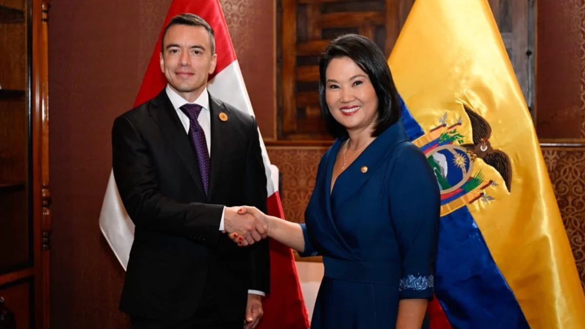 La presidenta electa de Perú, Keiko Fujimori, y el presidente de Ecuador, Daniel Noboa, acordaron cooperar frente al crimen organizado transnacional y compartir experiencias sobre el manejo de cárceles, durante una reunión celebrada en Lima previa a la investidura de la hija y heredera política del expresidente Alberto Fujimori (1990-2000). Encuentro en Torre Tagle El encuentro se desarrolló en el Palacio de Torre Tagle, sede del Ministerio de Relaciones Exteriores de Perú, donde ambos mandatarios reafirmaron su disposición a seguir profundizando la relación bilateral sobre la base de los acuerdos de paz de 1998, que pusieron fin a un largo conflicto limítrofe que derivó en varias guerras. Diálogo político Tanto Fujimori como Noboa resaltaron “el dinámico diálogo político alcanzado en los gabinetes binacionales”, reuniones anuales entre los mandatarios y sus ministros para avanzar en la agenda bilateral. En ese sentido, coincidieron en que el siguiente gabinete binacional Perú-Ecuador se celebre a finales de año en Lima, según informó la Cancillería peruana. Seguridad energética Noboa también viajó a Perú con la intención de avanzar en la interconexión eléctrica de alta tensión entre ambos países, una obra que ya está en marcha en el lado peruano y que debe contratarse este año en el lado ecuatoriano. El proyecto busca conferir mayor seguridad energética a Ecuador, que desde 2023 ha enfrentado varios periodos de racionamiento de electricidad. Guerra contra el crimen El mandatario ecuatoriano recordó que desde inicios de 2024 declaró en su país una “guerra” al crimen organizado, aunque hasta el momento no ha logrado frenar el incremento del índice de homicidios, uno de los más altos de América Latina. Su presencia en Lima se enmarca en la lista de diez jefes de Estado y de Gobierno que asisten a la investidura de Fujimori, prevista para este martes.