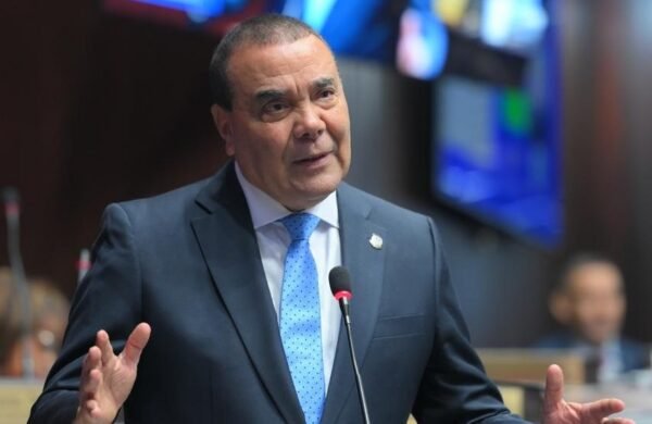 Diputado Tavárez advierte riesgo de explosión social por deuda