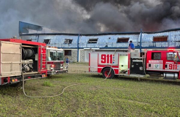 Incendio afecta nave del Parque Industrial Los Candelones en Navarrete