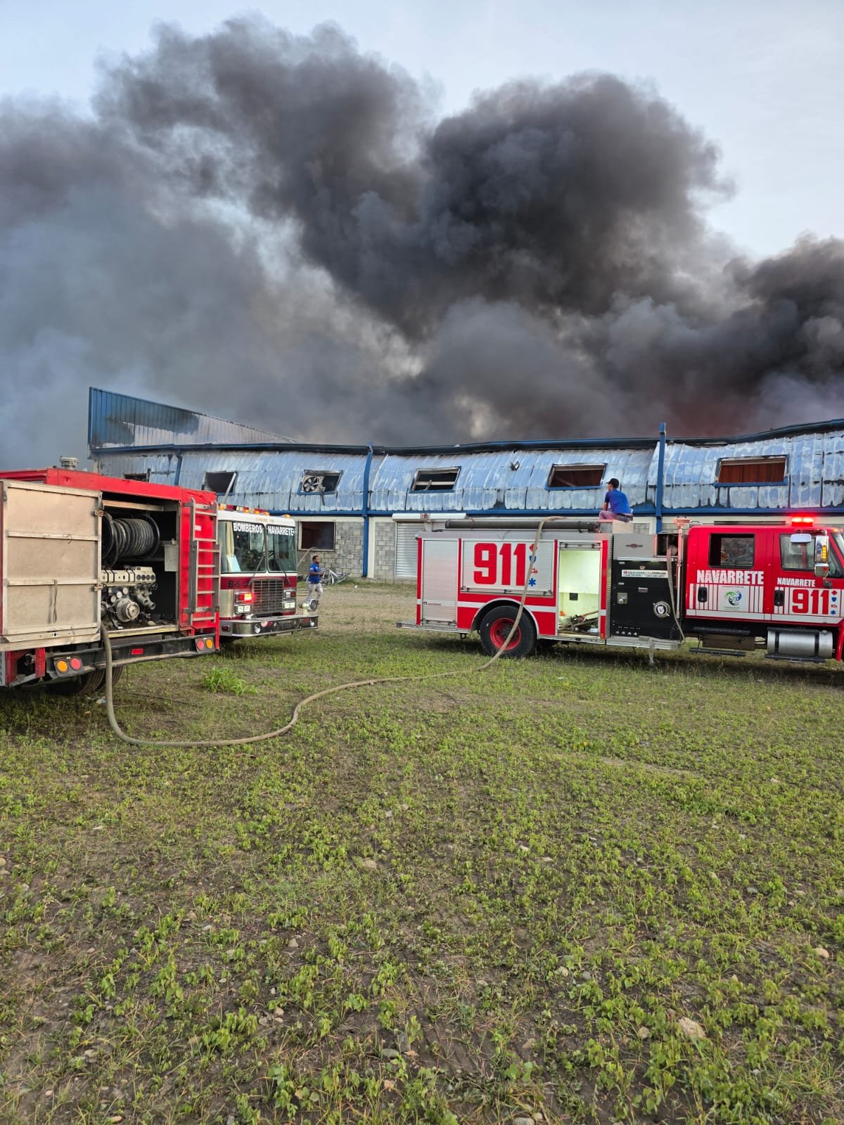 Incendio afecta nave del Parque Industrial Los Candelones en Navarrete
